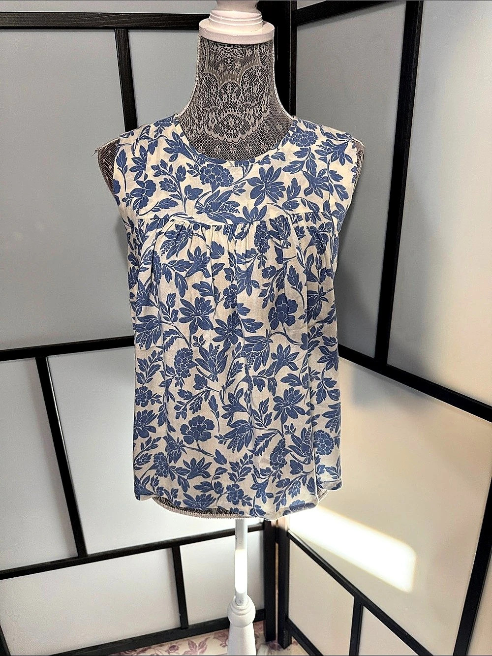 LOFT Floral Sleeveless Blouse in Blue & White Size SP Like New